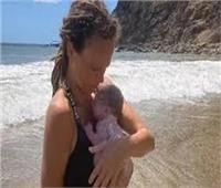 امرأة تذهب إلى مياه المحيط الهادئ لتنجب طفلها بلا مساعدة أحد 