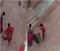 امرأة هندية تتعرض للضرب المبرح على يد زوجها وأخواته