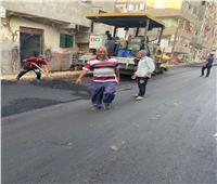 محافظ أسيوط يشدد على إزالة العوائق والالتزام بخطوط التنظيم خلال رصف شوارع حي غرب