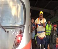 « أشرف كابونجا» يسحب 4 عربات مترو تزن 190 طن بقوة خارقة| خاص