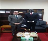 السفير المصري في جوبا يلتقي وزير البترول الجنوب سوداني لتعزيز التعاون المشترك