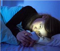 أستاذ مخ وأعصاب: التعرض المستمر لضوء الهاتف يؤثر سلبيا على جودة النوم