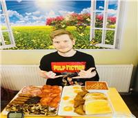 رجل بريطاني يتناول فطوراً ضخماً يحتوي على 8000 سعرة حرارية خلال وقت قياسي