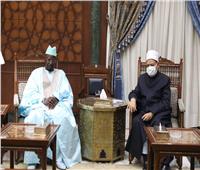 الرئيس السنغالي يدعو شيخ الأزهر لزيارة بلاده.. ويشكره لرعاية طلاب القارة