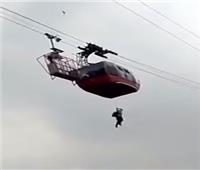 واقعة مرعبة.. تعطل تليفريك يحمل سياحًا في الهواء فجأة بالهند |فيديو