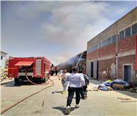 إصابة 14 عاملا باختناق في حريق مصنع منسوجات بالشرقية | صور