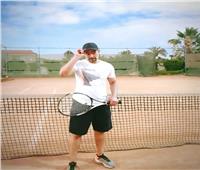 هاني سلامة يستعرض لياقته على الانستجرام ويلعب تنس