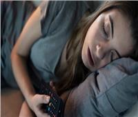 النوم في ظل تلفزيون مضاء قد يهدد حياتك.. دراسة تحذر