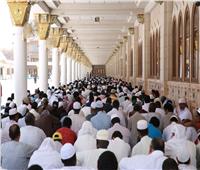 مئات الآلاف من الحجاج يؤدون صلاة الجمعة بالحرم المكي الشريف