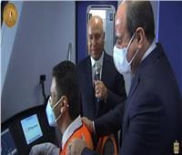 الرئيس السيسي يمازح أحد قائدي القطار الخفيف بسبب كاميرا