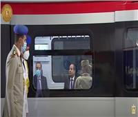 السيسي يستقل القطار الكهربائي الخفيف الـ «LRT» بصحبة رئيس الوزراء