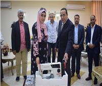 محافظ شمال سيناء يسلم ماكينة خياطه لفتاة من ذوي الاحتياجات الخاصة
