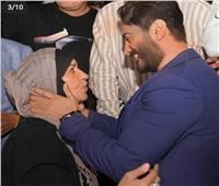 تامر حسني يحتفل بالعرض الخاص لفيلمه «بحبك» مع والدته
