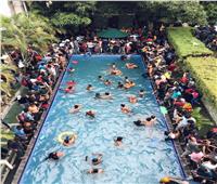 متظاهرو سريلانكا يسبحون في حمام سباحة الرئيس بعد فراره | فيديو