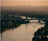 مصور يلتقط صوراً مذهلة للقاهرة وغروب الشمس على الأهرامات| شاهد
