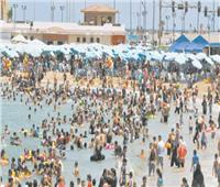 المصريون يحتفلون على الشواطئ| الإسكندرية «نجم الشباك».. وزحام في «جمصة»