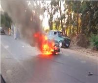 إصابة سائق إثر اشتعال النيران في تصادم موتوسيكل بسيارة ملاكي | صور 
