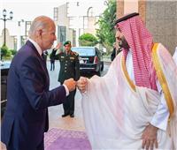 شاهد| الصور الأولى للرئيس الأمريكي فور وصوله قصر السلام بالسعودية 