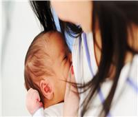«الصحة» تحدد قواعد إرضاع الطفل من الأم المصابة بكورونا 