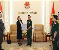 سفيرة مصر بفيتنام تلتقي نائب وزير الدفاع لتعزيز التعاون المشترك   