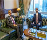 سفير مصر في المنامة يبحث مع وزير الأشغال البحريني تعزيز التعاون