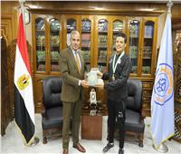 رئيس جامعة الأزهر يشيد بجهود ابن كلية التربية الرياضية لحصوله على وسام الجمهورية