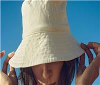 «قبعة الدلو» نجمة موضة الصيف 2022