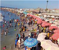 إقبال كبير من المواطنين على شواطئ رأس البر خلال عطلة نهاية الأسبوع | صور 