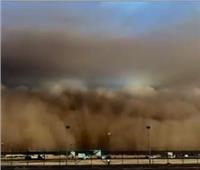 عاصفة رملية تضرب حقل خزان في سلطنة عُمان | فيديو