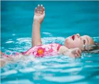 مصرع طفلة غرقا داخل حمام سباحة بالشيخ زايد