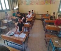 طلاب «أولى ثانوي» يؤدون امتحان الدور الثاني بمادتي العربي والكيمياء
