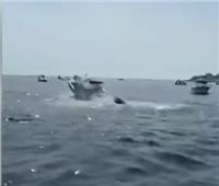 مغامرة الموت.. حوت ضخم يصطدم بقارب محمل بالسائحين في أمريكا| فيديو