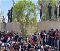المتظاهرون يدخلون المنطقة الخضراء وسط بغداد 