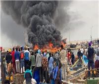 السيطرة على حريق ضخم التهم 10 سفن بأحد موانئ موريتانيا