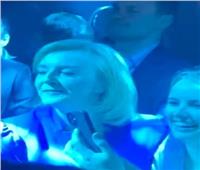 المرشحة الأوفر حظا لخلافة جونسون ترقص علي أنغام الموسيقي بملهي ليلي في مانشستر | فيديو