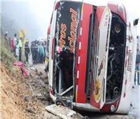 مصرع وإصابة 13 شخصا جراء سقوط شاحنة في الهند