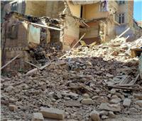 صادر له قرار إزالة.. انهيار عقار قديم في حي الجمرك بالإسكندرية| صور 