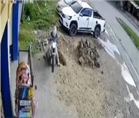 سقوط رجل بدراجته نارية في حفرة عميقة| فيديو