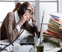 لماذا نشعر بالإرهاق في العمل رغم جلوسنا على مكاتب معظم الوقت؟