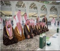 شاهد| ولي العهد السعودي يتشرف بغسل الكعبة المشرفة 