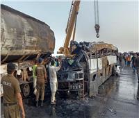 مقتل 20 شخصًا حرقًا باصطدام حافلة وصهريج في باكستان
