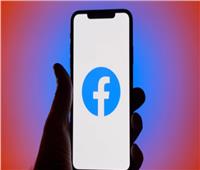 «فيس بوك» يواجه مشكلة مع الوضع المظلم على هواتف آيفون