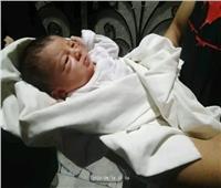 منتقبة تلقي طفلاً حديث الولادة على سرير مستشفى في الدقهلية وتفر هاربة