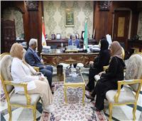 محافظ المنيا يُسلم الأم المثالية «وسام الكمال» تقديرًا لرحلة كفاحها