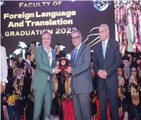 بالصور.. جامعة مصر للعلوم والتكنولوجيا تقيم حفلا كبيرا لتخريج دفعة جديدة من كلية "اللغات والترجمة"