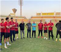رئيس المقاولون العرب يحفز اللاعبين قبل لقاء فاركو 