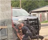 الشرطة الأمريكية تعتدي على مواطن بوحشية في مكان عام.. فيديو