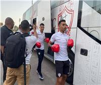 لاعبو الزمالك يصلون لاستاد القاهرة بقفازات الملاكمة استعدادا للقاء الاتحاد