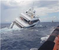 غرق يخت ضخم وإنقاذ ركابه قبالة سواحل إيطاليا |فيديو      
