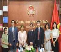 وزير التعليم والتدريب الفيتنامي يستقبل السفيرة المصرية في هانوي